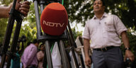 Ein Mikrofon mit der Aufschrift des Senders NDTV