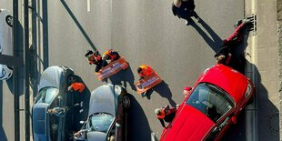 Menschen blockieren eine Straße