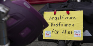 Schildf an Fahrrad: "Angstfreies Radfahren für alle"