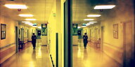 Spiegelung eines Flurs in der Psychatrie des Berliner Urban-Krankenhauses