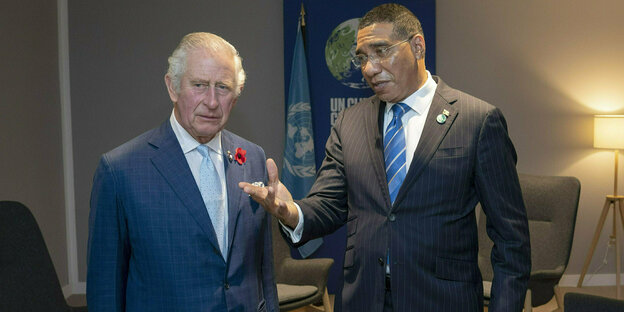 König Charles und der Premierminister von Jamaica Andrew Holness stehen nebeneinander