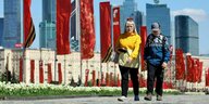 Eine Frau und ein Kind gehen durch den Park des Sieges in Moskau, der mit roten Flaggen geschmückt ist