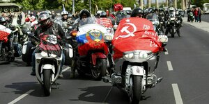 Mitglieder und Unterstützer der Motorradgang "Nachtwölfe" fahren vor dem Brandenburger Tor