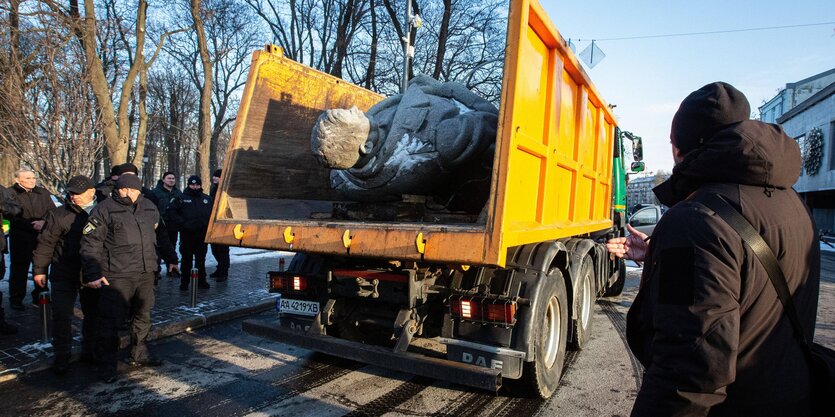 Die Statue von Nikolai Watutin in einem Transporter