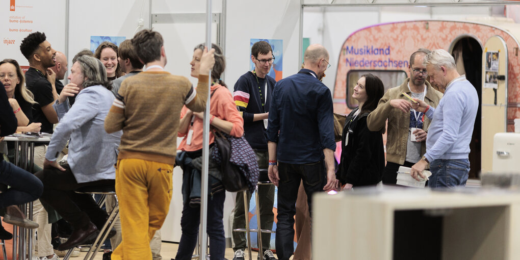 Messestand mit Publikum