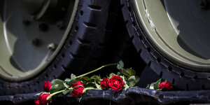 Rosen liegen auf der Kette eines historischen Panzers am dem Sowjetischen Ehrenmal am Tiergarten