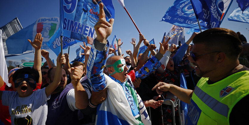 Fußballfans feiern den Titel in Neapels Altstadt.