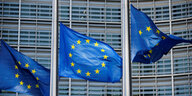 Flaggen der europäischen Union wehen über dem Hauptquartier in Brüssel
