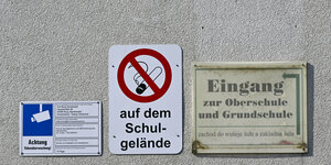 Hinweis- und Verbotsschilder an der Schule in Burg