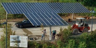 Ein Carport mit Solarzellen als Dach