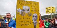 Plakat mit der Aufschrift: 250 Millionen für diese Farce: Ich würde mit dem Geld lieber arme Kinder ernähren