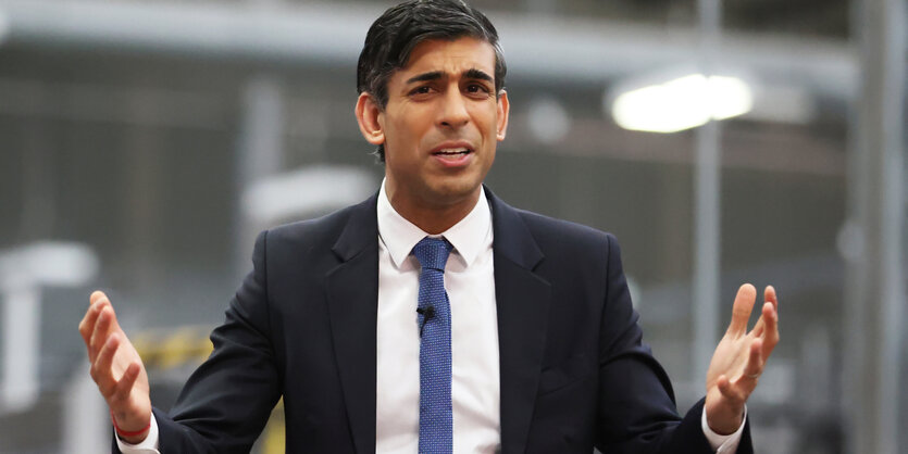 Premierminister Rishi Sunak mit sorgenvollem Gesicht und ausgebreiteten Armen