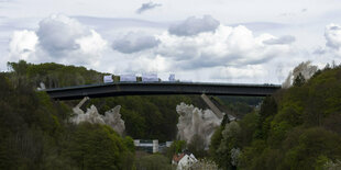 Eine Brücke mit Staubwolken ihrer Sprengung