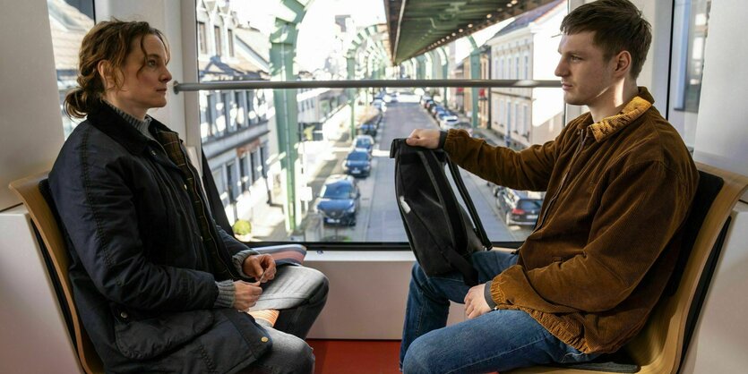 Luise (Anne Ratte-Polle) spricht Dennis (Anton Dreger) in der Schwebebahn an