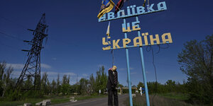 Eine erhängte Putin-Puppe unter den Worten: Avdiivka ist Ukraine