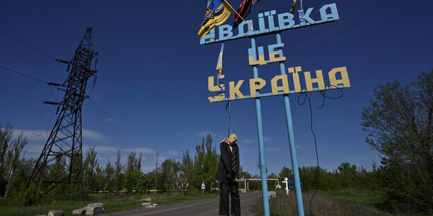 Eine erhängte Putin-Puppe unter den Worten: Avdiivka ist Ukraine