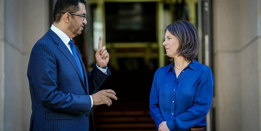 Annalena Baerbock (Bündnis 90/Die Grünen), Außenministerin, und Sultan Ahmed al-Dschaber, Staatsminister der Vereinigten Arabischen Emirate (VAE), CEO der staatlichen Abu Dhabi National Oil Co. und designierter COP28-Präsident, nehmen am 14. Petersberger Klimadialog im Auswärtigen Amt teil.