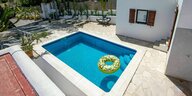 Ein kleiner Pool mit gelbem Schwimmring auf dem Areal der Villa auf Ibiza
