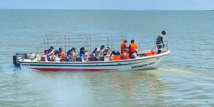 Die Delegation der Rohingya-Flüchtlingen fährt in einem offenen Motoroboot von Bangladesch nach Myanmar.