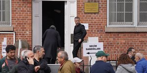Eine Gruppe Menschen steht vor dem Generalkonsulat der Türkei in Hamburg, eine Person betritt gerade das Gebäude