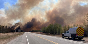 Eine Landstraße bei Wildwood führt in Rauch und Feuer.