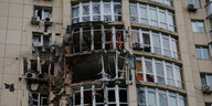 Zerbrochene Fenster eines Wohnblocks in Kiew
