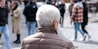 Eine ältere Person im öffentlichen Raum