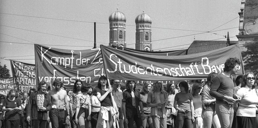 Schwarz-weiß Foto eines Protestes