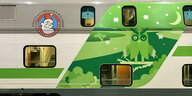 Außenansicht eines doppelstöckigen Zugwaggons, der mit einer grünen Eule gestaltet ist