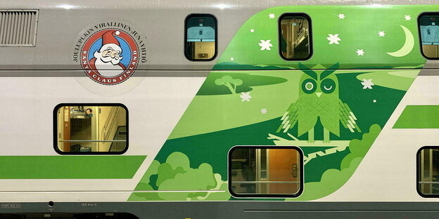 Außenansicht eines doppelstöckigen Zugwaggons, der mit einer grünen Eule gestaltet ist