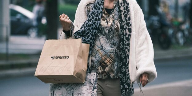 Eine Person mit Einkaufstüten