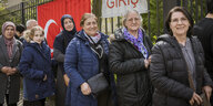 Wahlberechtigte türksiche Staatsbürger warten am Eingang des Generalkonsulats auf Einlass zu den Wahlcontainern