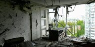 Blick aus einer zerstörten Wohnung in Kiew
