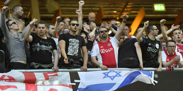 Fans auf der Tribüne, davor die israelische Fahne an der Brüstung angebracht