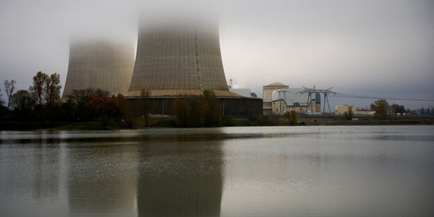 Die Kühltürme eine Atomkraftwerks im Nebel