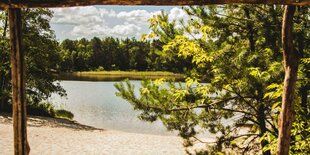 Ein Sandstrand am Brandenburger Frauensee in der Nähe von Königs Wusterhausen