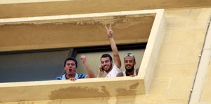 Aktivisten winken aus einem Fenster im Umweltministerium des LIbanon.