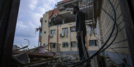 Palästinenser steht in Trümmern in einem Appartmenthaus in Gaza-Stadt.