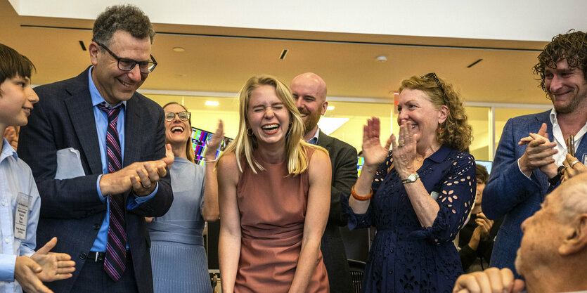 Journalist*innen jubeln bei der Bekanntgabe des Pulitzerpreises in Washington