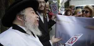 Ein Rabbiner spricht auf der Straße mit Passanten