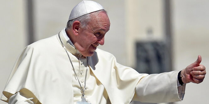 Papst Franziskus zeigt den großen Daumen auf dem Petersplatz in Rom.