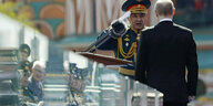 Sergej Schoigu salutiert vor Wladimir Putin