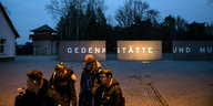 Eine Schülergruppe vor dem Eingang der Gedenkstätte Sachsenhausen