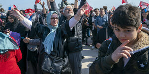 eine Menschenmenge, hin und wieder sind türkische Flaggen zu sehen