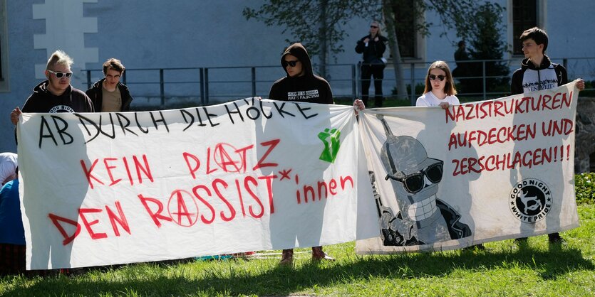 Teilnehmer einer Demonstration protestieren gegen eine Kundgebung der AfD