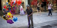 Mann mit Luftballons in Athen
