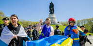 Pro-ukrainische Aktivisten bzw. Mitglieder der russischen Opposition sind bei einer Gedenkveranstaltung zum Sieg Russlands im Deutsch-Sowjetischen Krieg am Sowjetischen Ehrenmal im Treptower Park zu sehen
