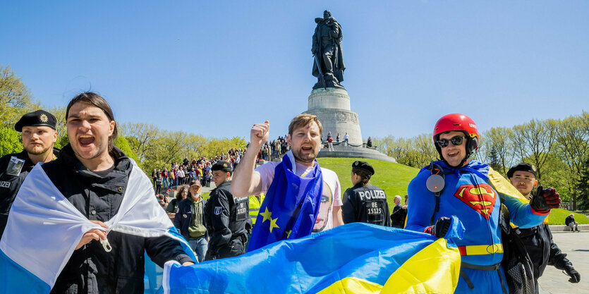 Pro-ukrainische Aktivisten bzw. Mitglieder der russischen Opposition sind bei einer Gedenkveranstaltung zum Sieg Russlands im Deutsch-Sowjetischen Krieg am Sowjetischen Ehrenmal im Treptower Park zu sehen