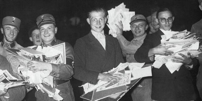 Dumm grinsende Männer halten Papier und Bücher in den Händen