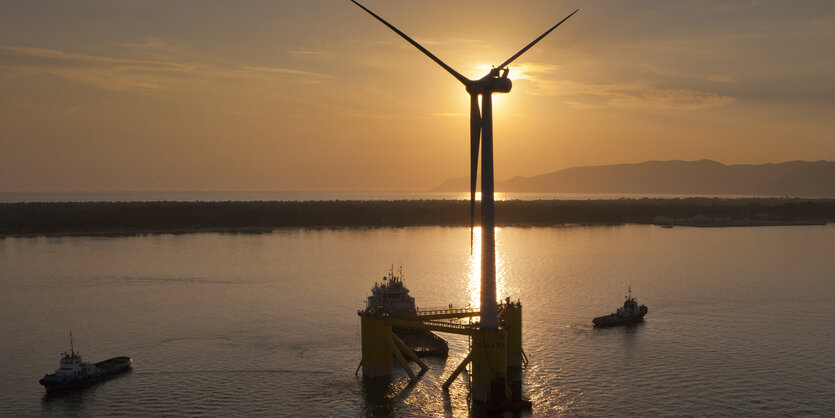 Eine Windkraftanlage mit Sonnenuntergang